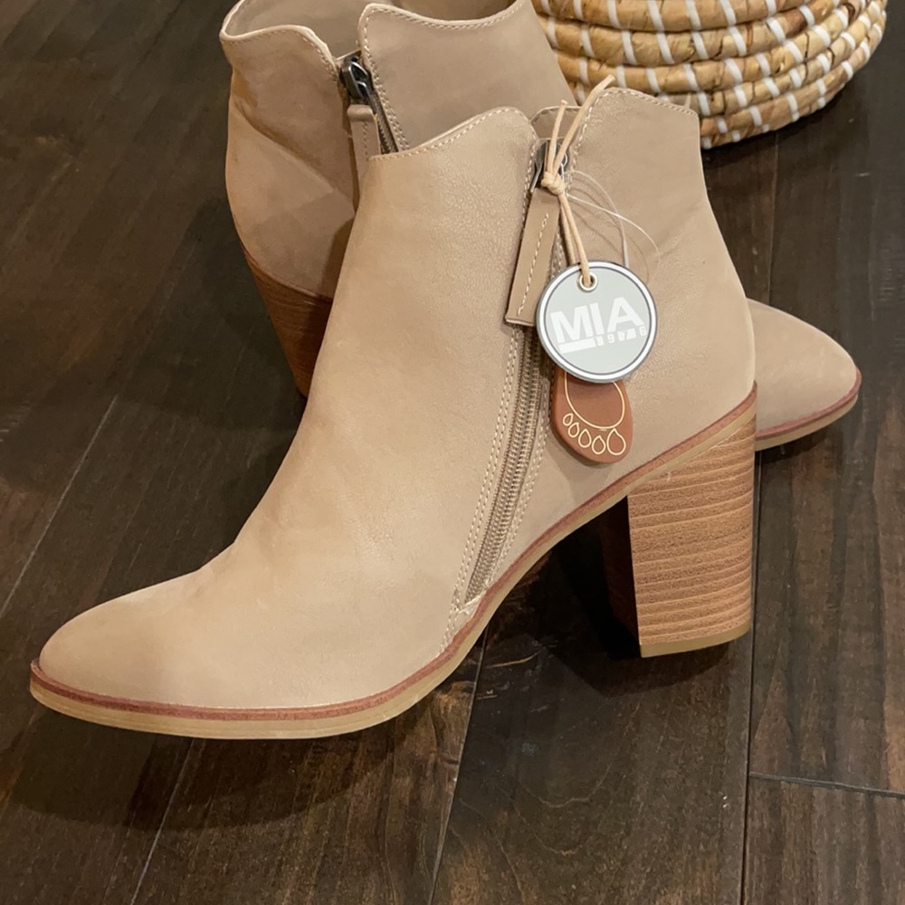 MIA Heel Boot - Picture 4 of 5